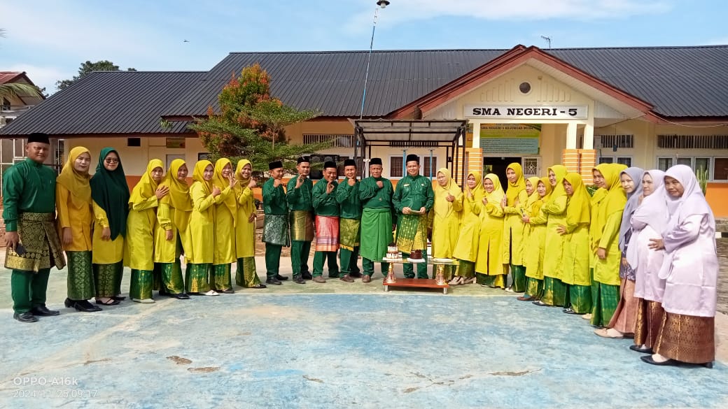 UPACARA PERINGATAN HARI GURU NASIONAL KE-30 TAHUN 2024 DI SMA NEGERI 5 KEJURUAN MUDA